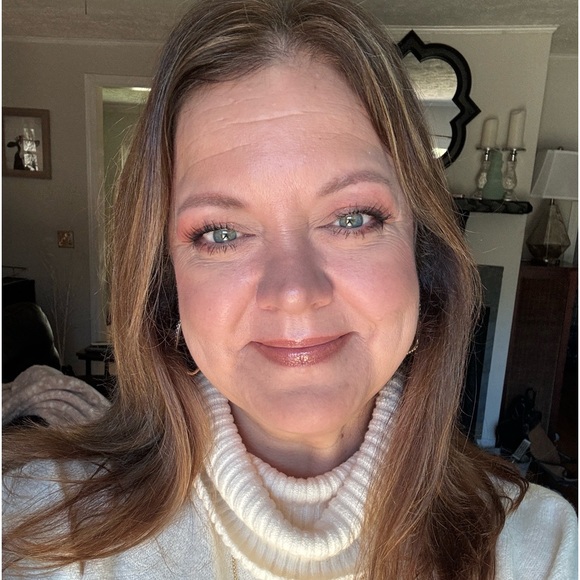 Meet your Posher, Joanna - Picture 2 of 2